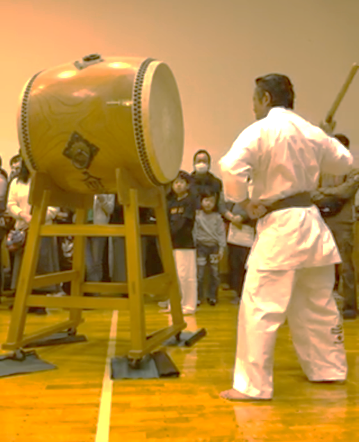 泉支部長太鼓をたたく